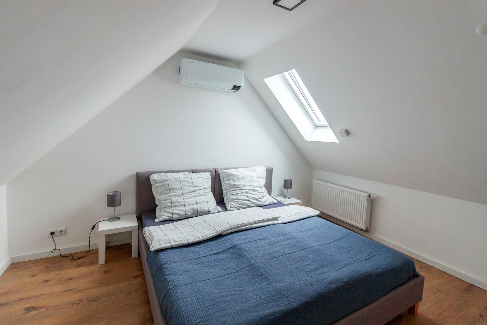 Kapellmeister Apartment: 4 Ac Bedrooms, Smart Tv & Big Sofa *